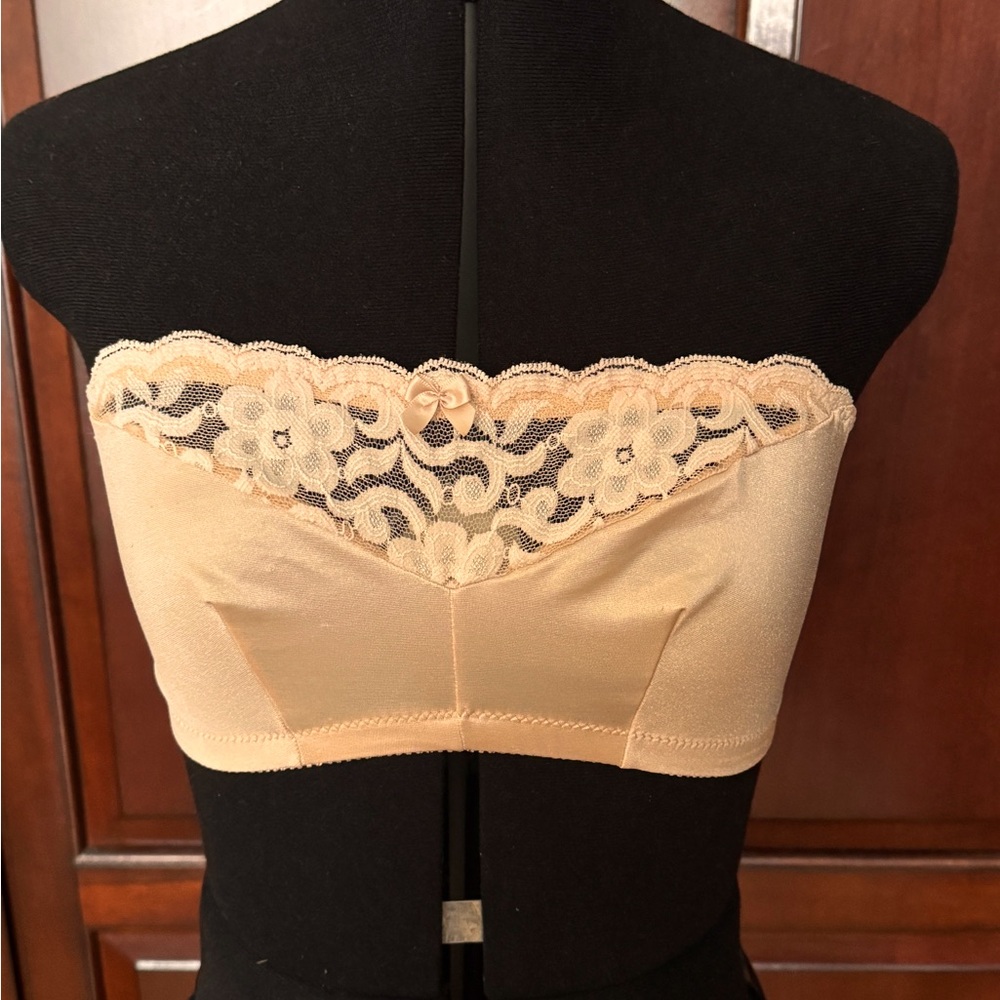 Dainty Peach colored Strapless Bra adorned with beautiful Lace and a cute bow